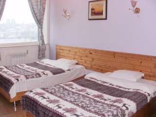 Гостиница Исток Владивосток  Семейный номер с двумя двуспальными кроватями-1